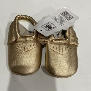 Romirus baby shoes Baby Moccasins fringe NWT rose gold 6-12 months size 2